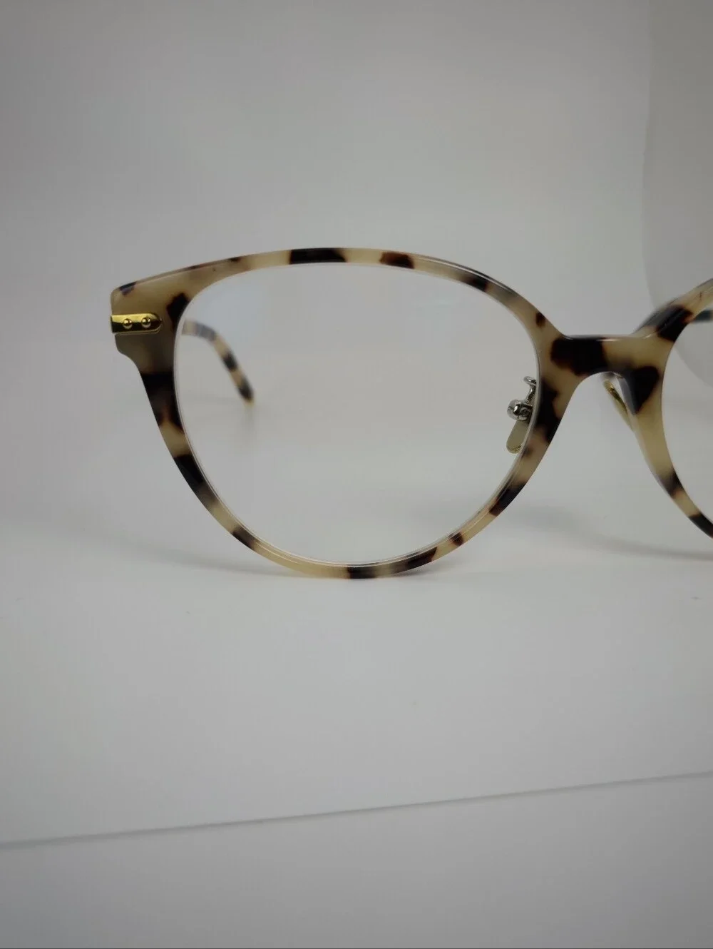 Lucia. Tortoiseshell Round Women’s Fashion. Gold Highlights Corners.